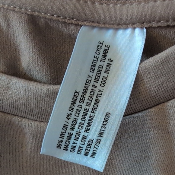 A New Day Seamless Crop Top Medium - Picture 4 of 5